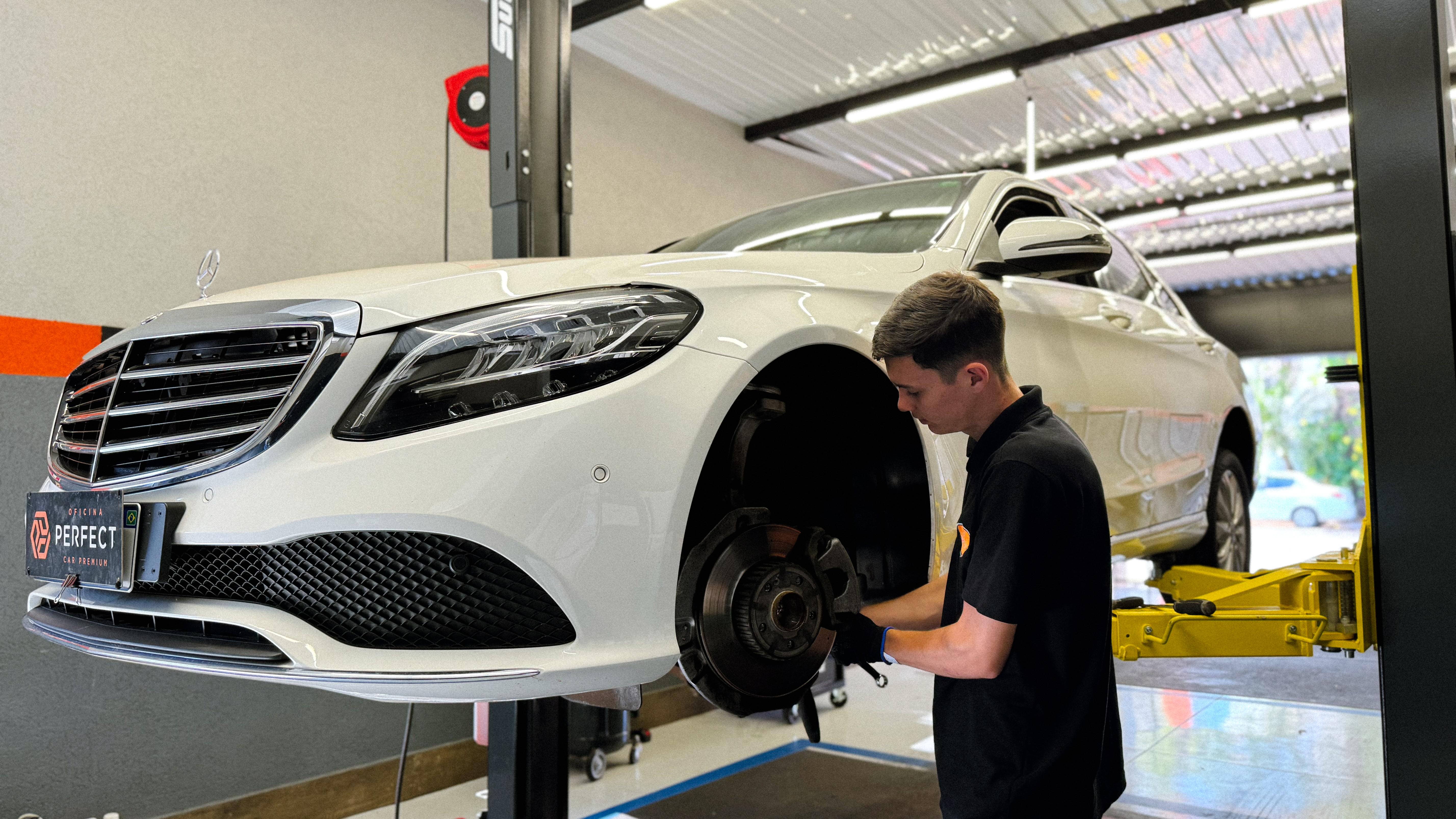 Mercedes-Benz sendo atendida na oficina